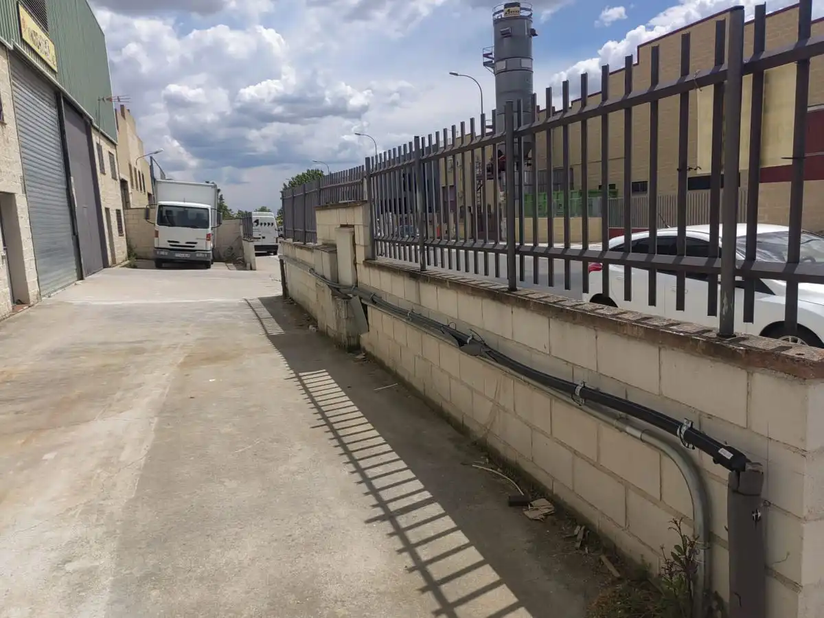 Parkplatz von Fabrikhallen zur Miete in Valmojado