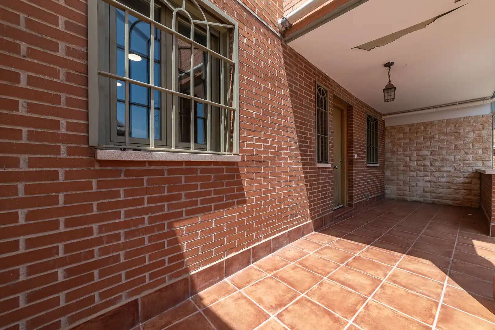 Vista exterior de Casa o xalet en venda en Arroyomolinos (Madrid) amb Aire condicionat, Calefacció i Jardí privat