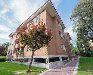 Vista exterior de Pis en venda en El Escorial amb Terrassa, Piscina i Balcó