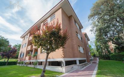 Exterior view of Flat for sale in El Escorial  with Terrace, Swimming Pool and Balcony