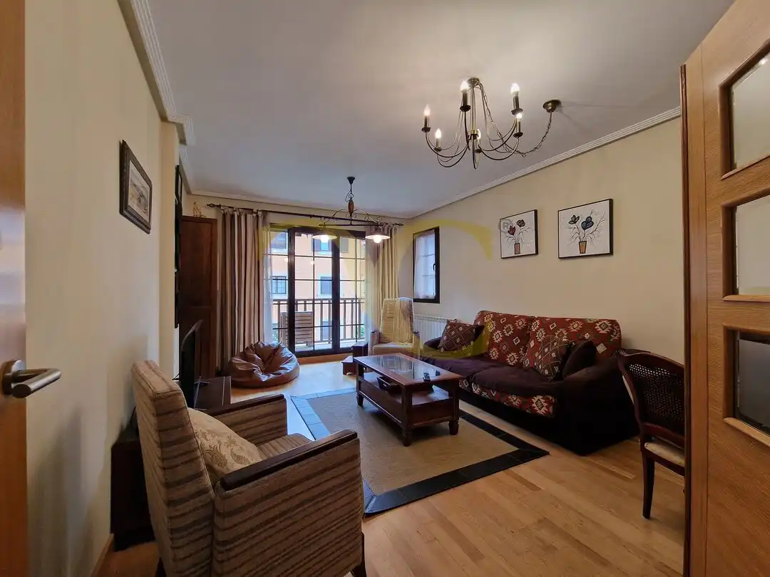 Sala de estar de Piso en venta en Llanes con Calefacción, Terraza y Amueblado