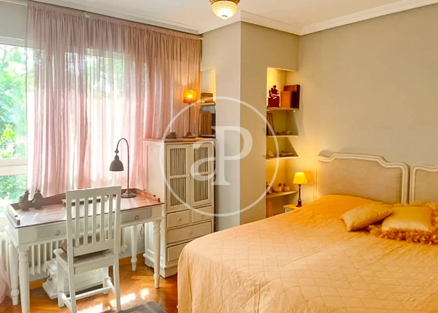 Habitación de Ático de alquiler en Madrid con Aire acondicionado, Calefacción y Jardín privado