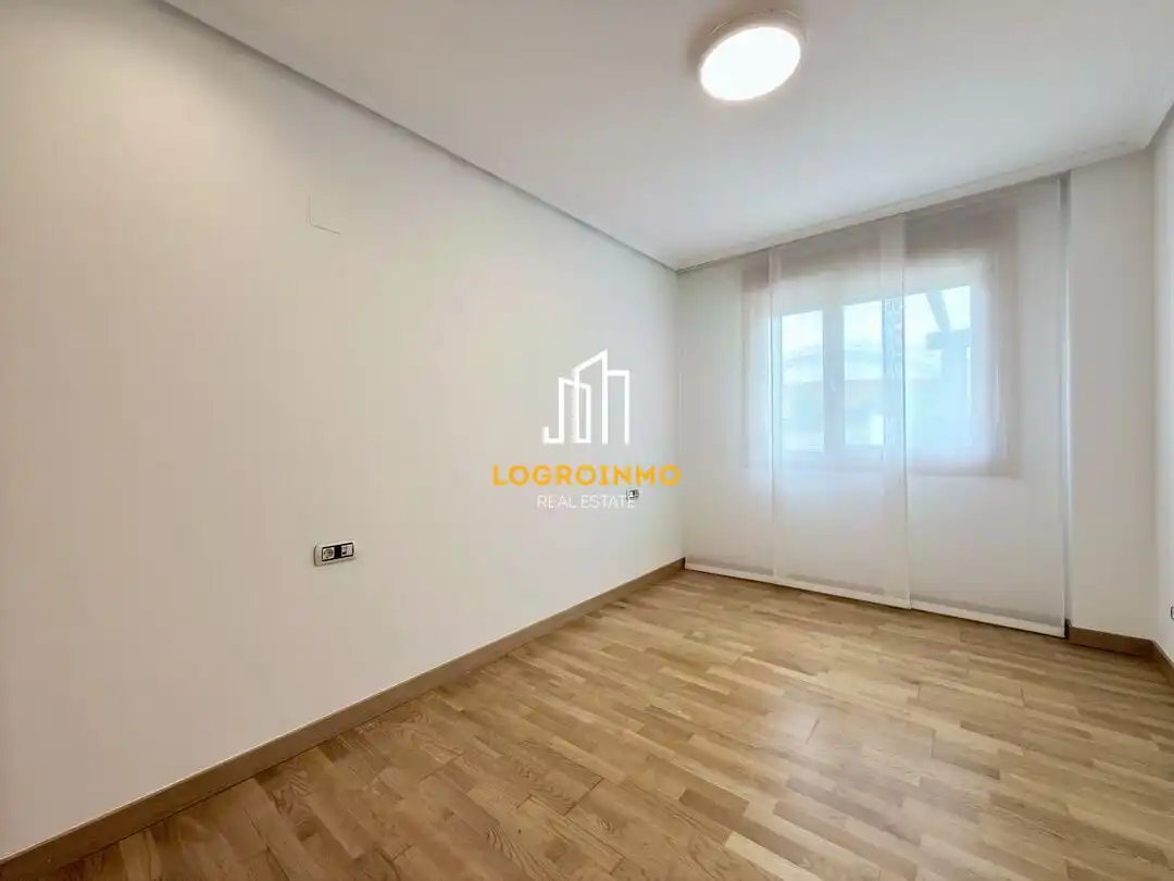 Bedroom of Flat for sale in  Logroño  with Air Conditioner, Heating and Private garden