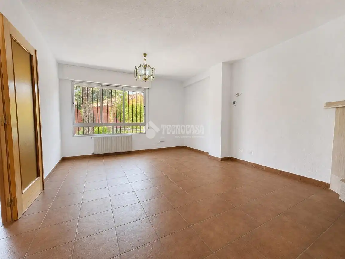 Sala d'estar de Casa adosada en venda en Collado Villalba amb Calefacció, Traster i Alarma