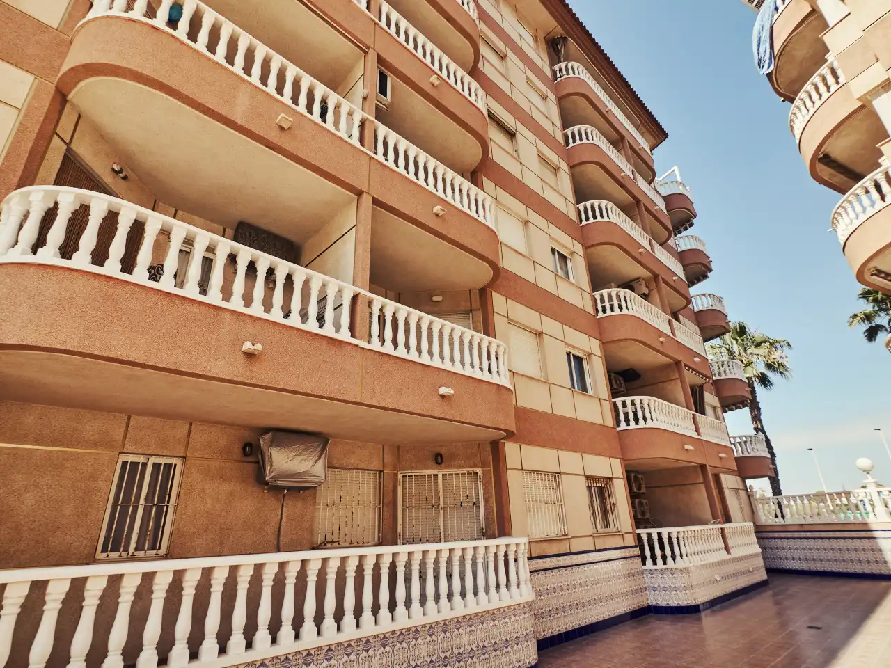 Außenansicht von Wohnungen zum Verkauf in Torrevieja mit Klimaanlage, Heizung und Terrasse