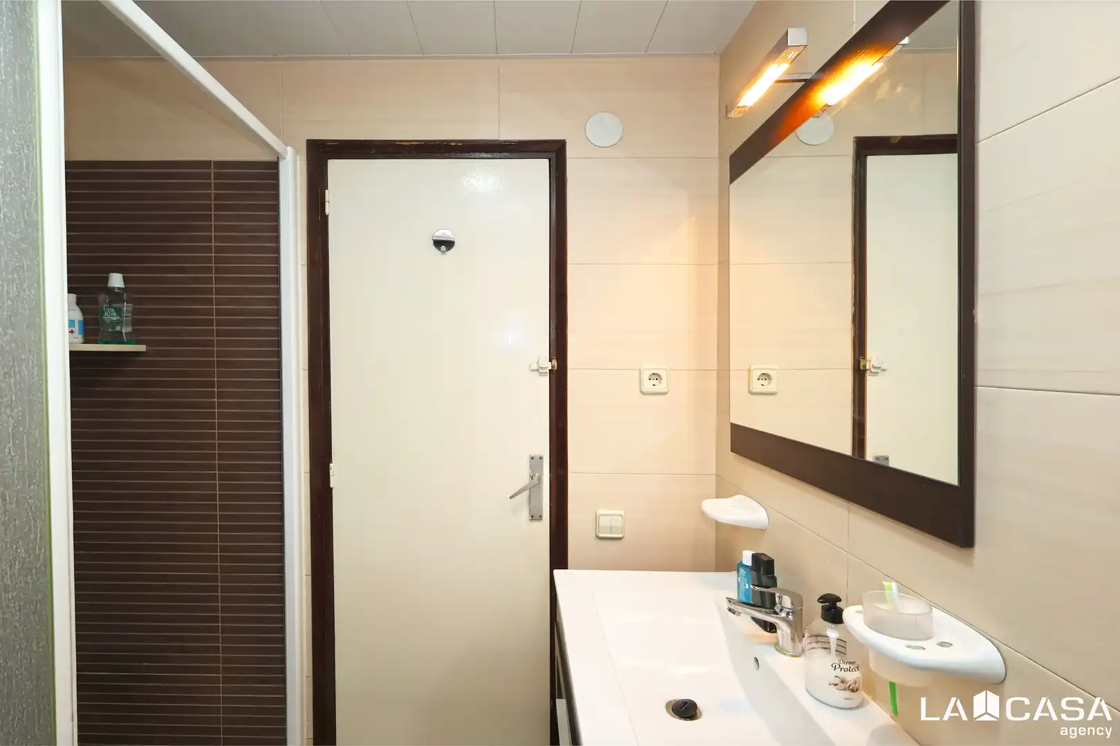 Baño de Ático en venta en L'Hospitalet de Llobregat con Calefacción, Terraza y Balcón
