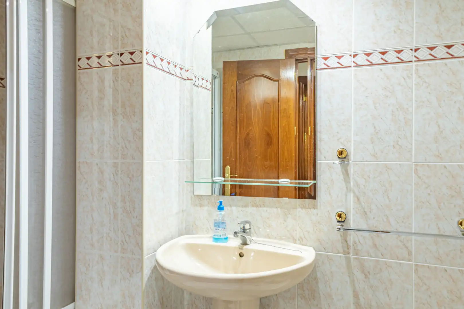 Baño de Piso de alquiler en Linares con Aire acondicionado, Terraza y Amueblado