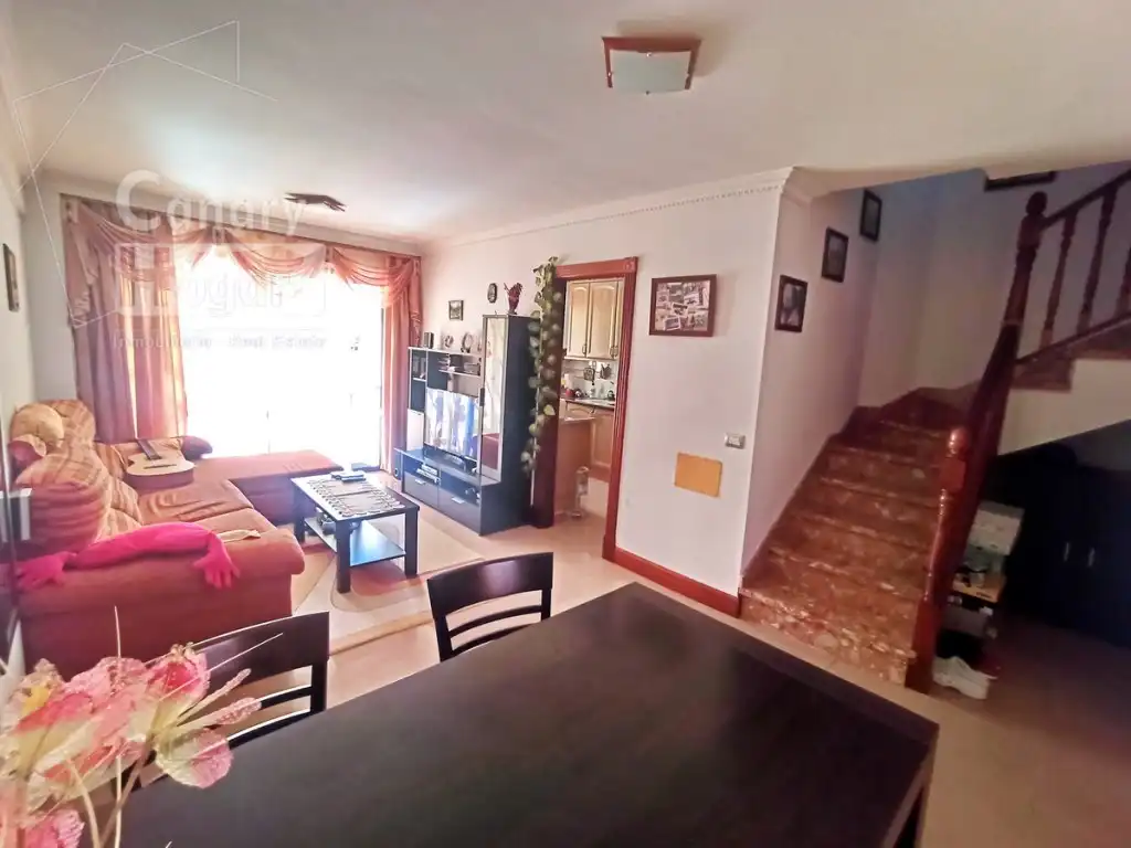 Sala d'estar de Casa adosada en venda en Adeje amb Aire condicionat, Jardí privat i Terrassa