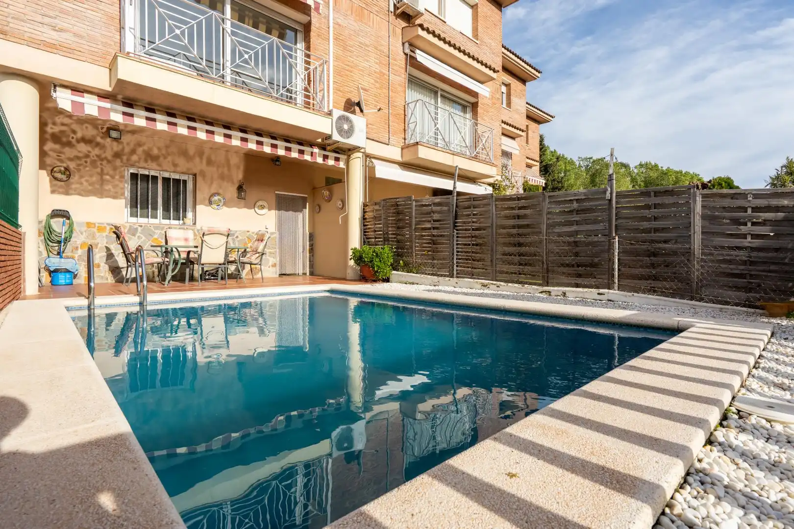 Piscina de Casa adosada en venda en La Palma de Cervelló amb Calefacció, Jardí privat i Forn