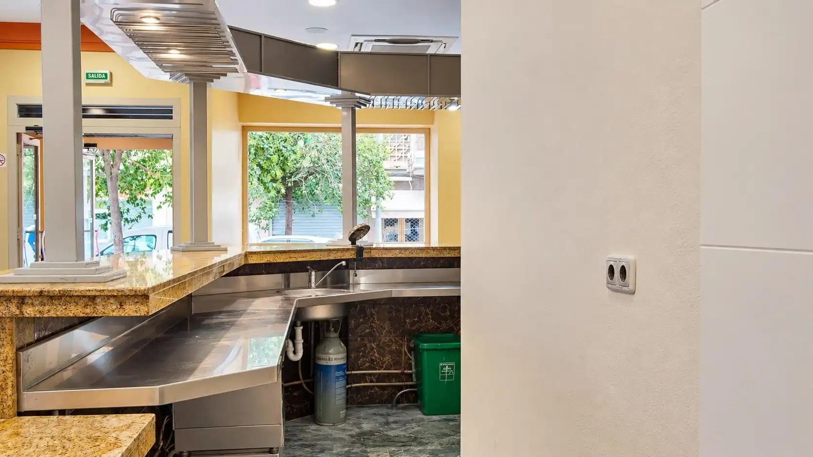 Cocina de Local en venta en Granada con Aire acondicionado y Amueblado