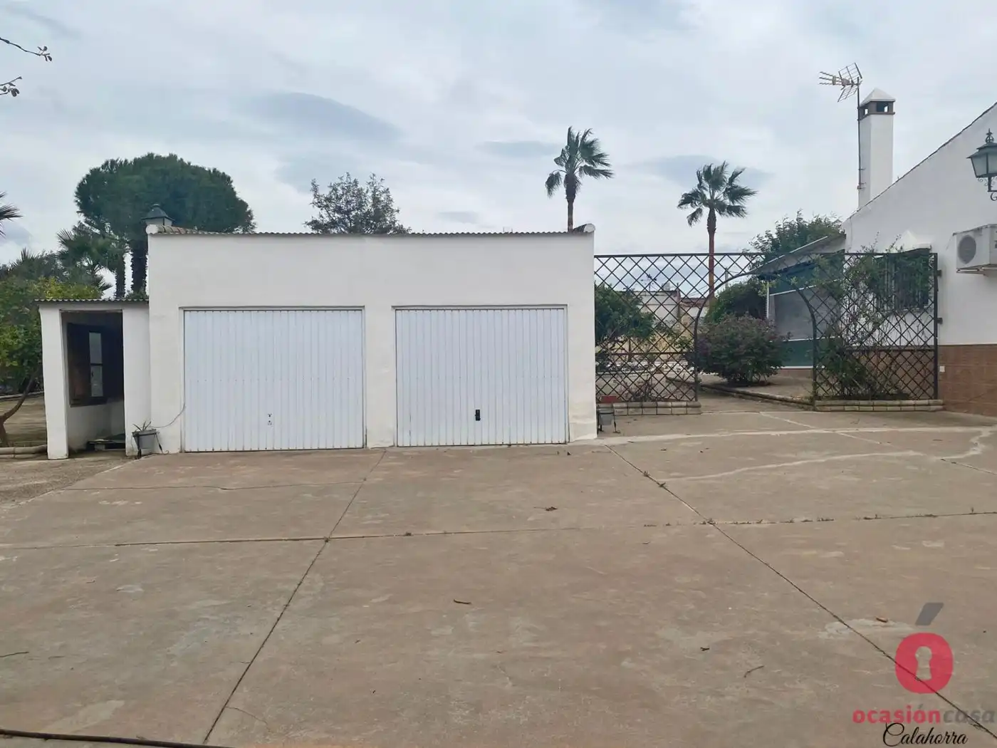 Parking of Country homes for sale in La Carlota  with Air Conditioner, Heating and Storage room