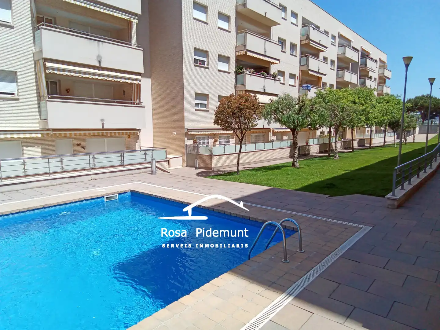 Schwimmbecken von Wohnung zum Verkauf in Lloret de Mar mit Klimaanlage, Heizung und Terrasse