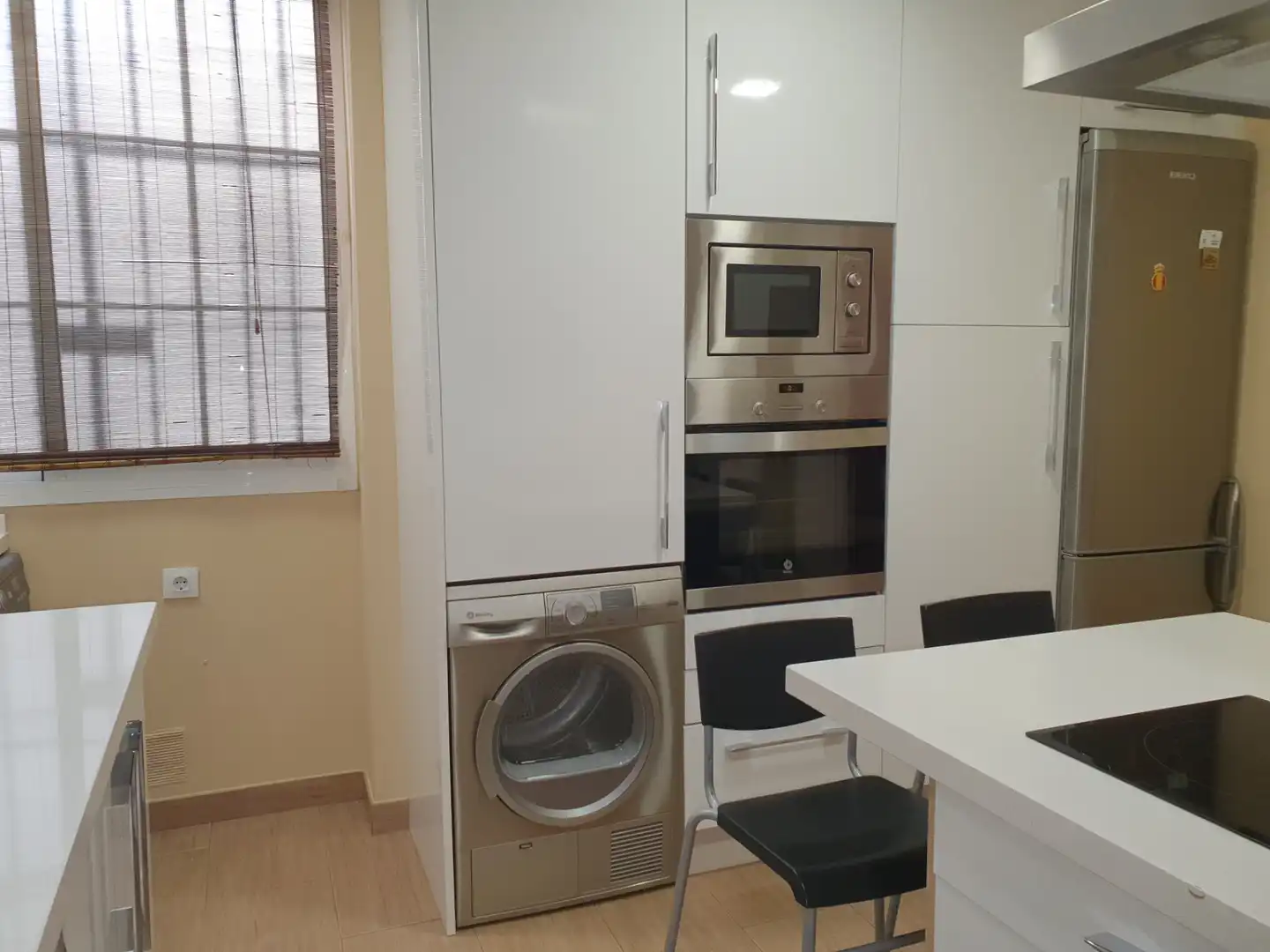 Cuina de Pis de lloguer en Dos Hermanas amb Aire condicionat, Terrassa i Moblat