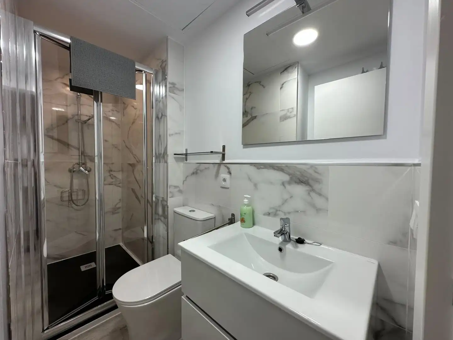 Bany de Apartament de lloguer en Sevilla amb Aire condicionat i Moblat