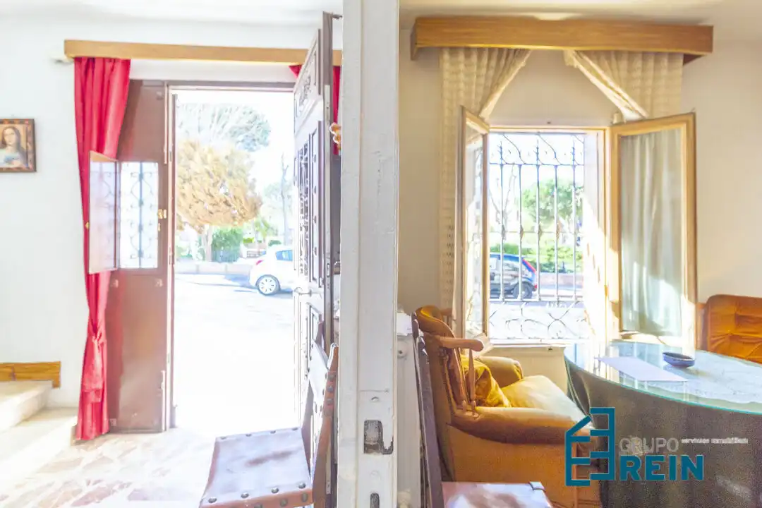Houses for sale in Carranque  with Air Conditioner, Terrace and Furnished