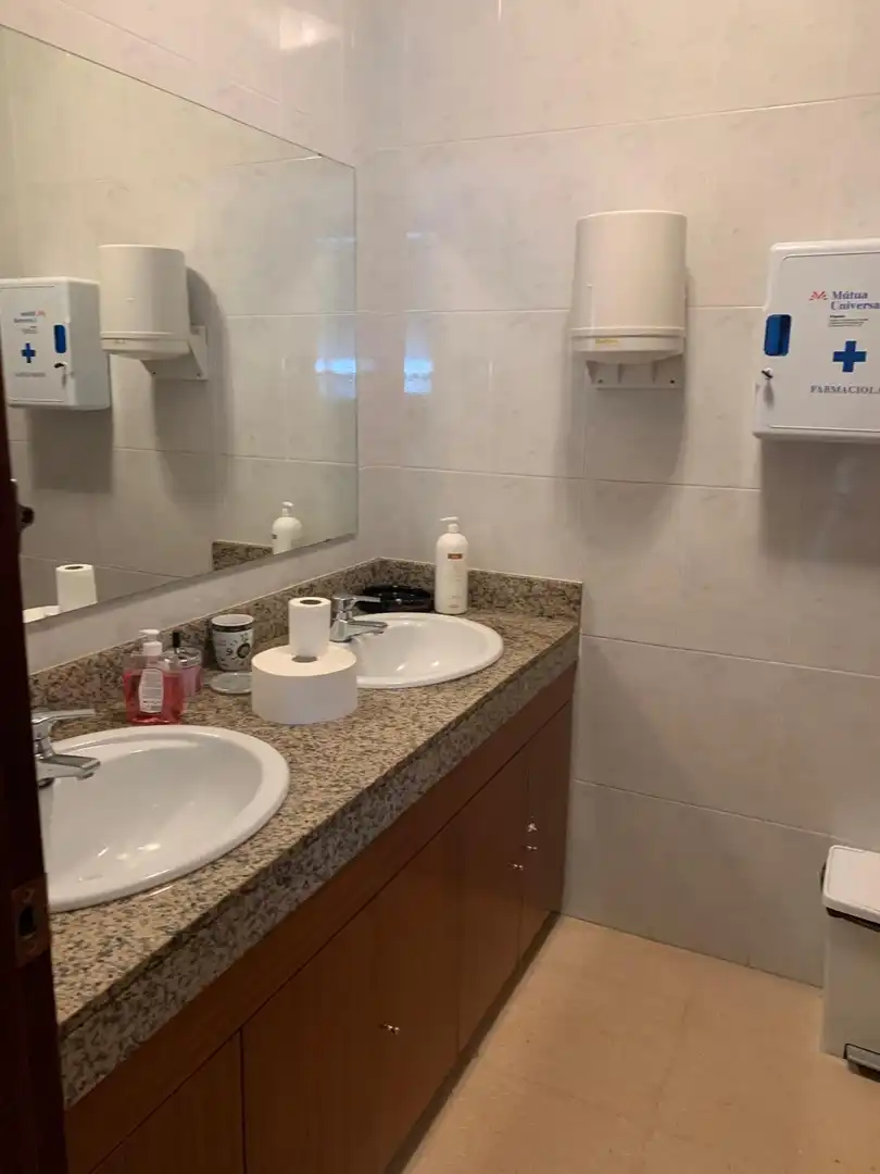 Baño de Local de alquiler en Vilanova i la Geltrú