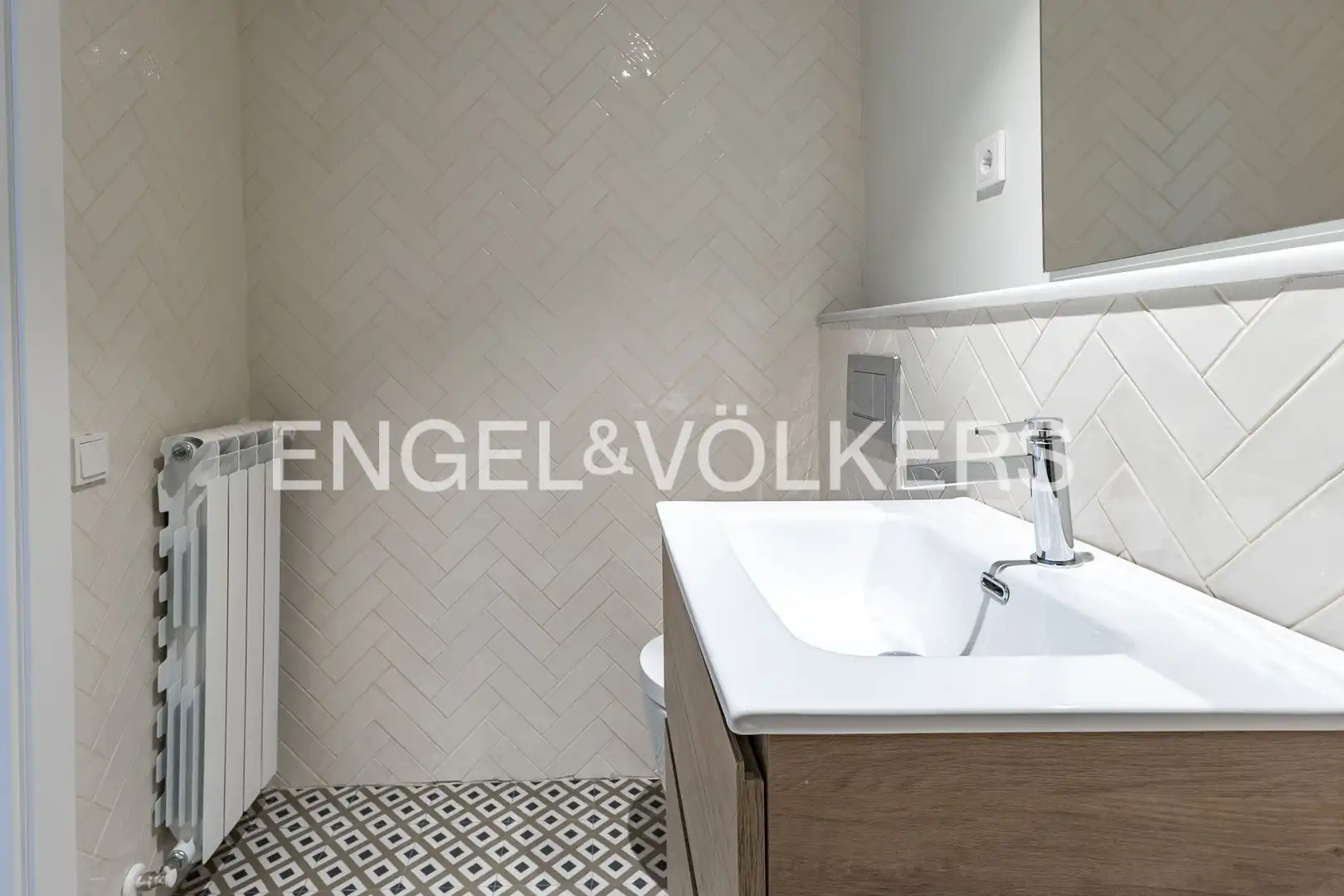 Badezimmer von Maisonette zum Verkauf in Barcelona mit Klimaanlage, Heizung und Parkett