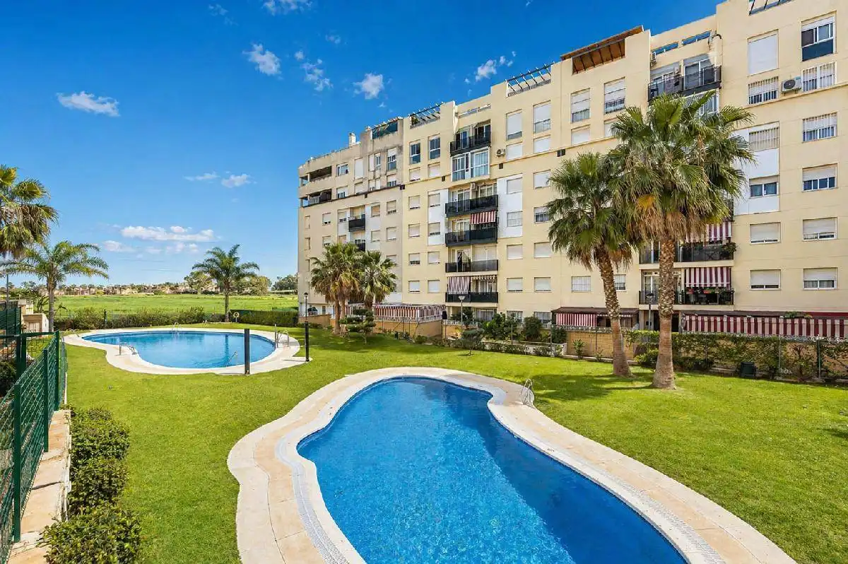 Vista exterior de Piso en venta en Marbella con Aire acondicionado, Jardín privado y Piscina