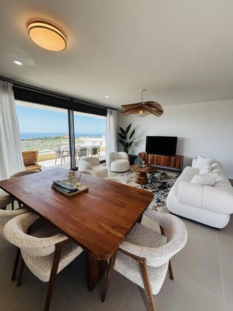 Sala d'estar de Apartament de lloguer en Estepona amb Aire condicionat, Terrassa i Piscina