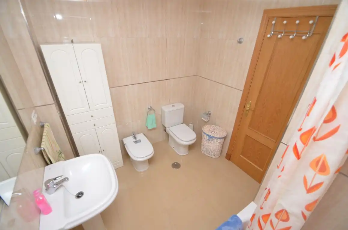 Baño de Piso de alquiler en Roquetas de Mar con Terraza, Amueblado y Piscina comunitaria