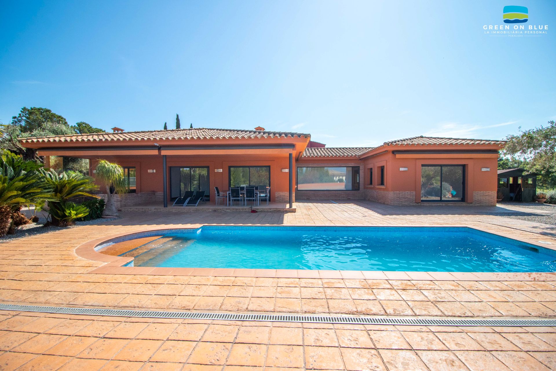 Piscina de Casa o chalet en venta en Peralada con Aire acondicionado, Calefacción y Jardín privado