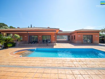 Haus mit Pool zum Verkauf in Peralada