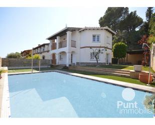 Exterior view of Single-family semi-detached to rent in Premià de Dalt  with Air Conditioner, Terrace and Swimming Pool