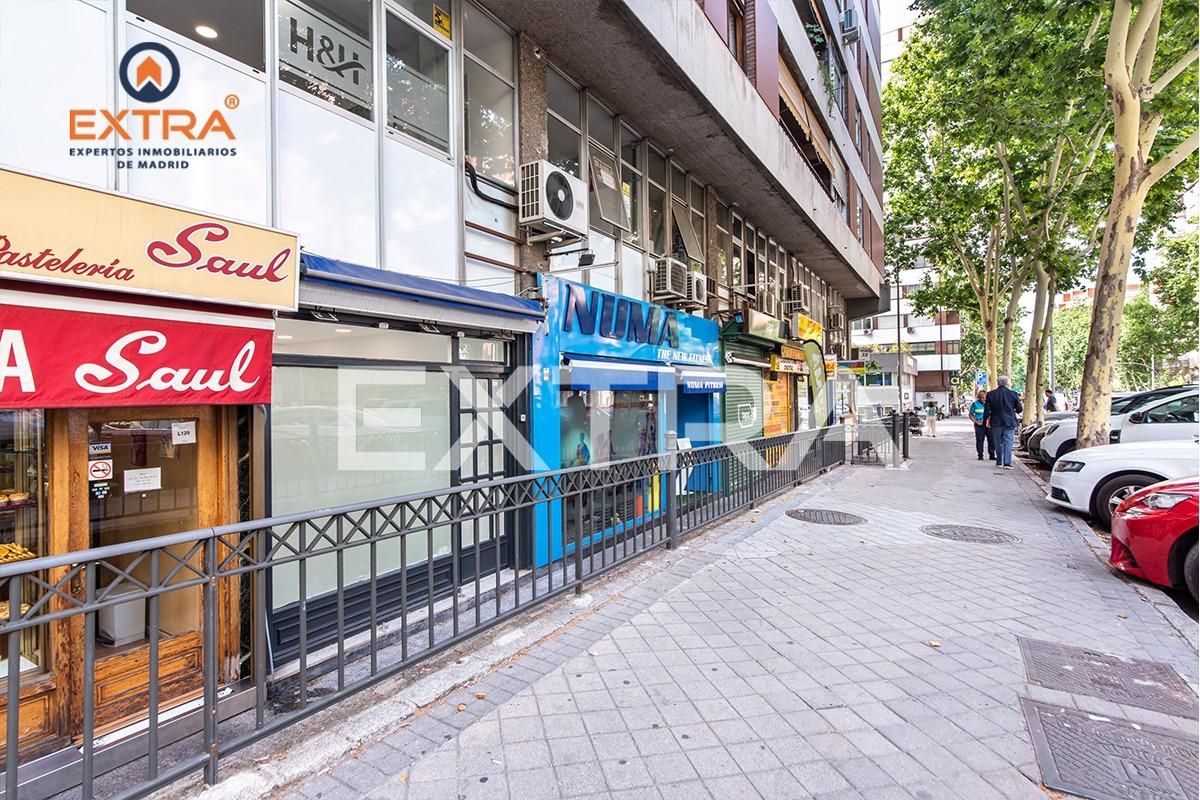 Exterior view of Premises for sale in  Madrid Capital