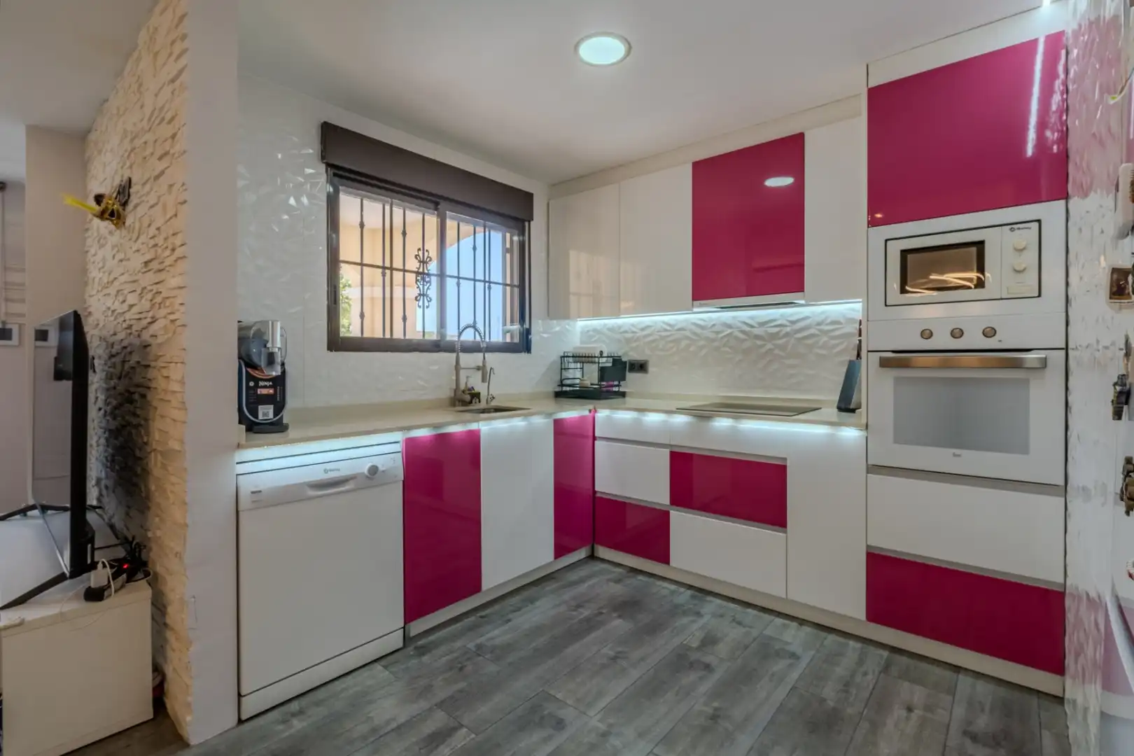 Cuina de Casa o xalet en venda en Torrevieja amb Jardí privat, Terrassa i Piscina