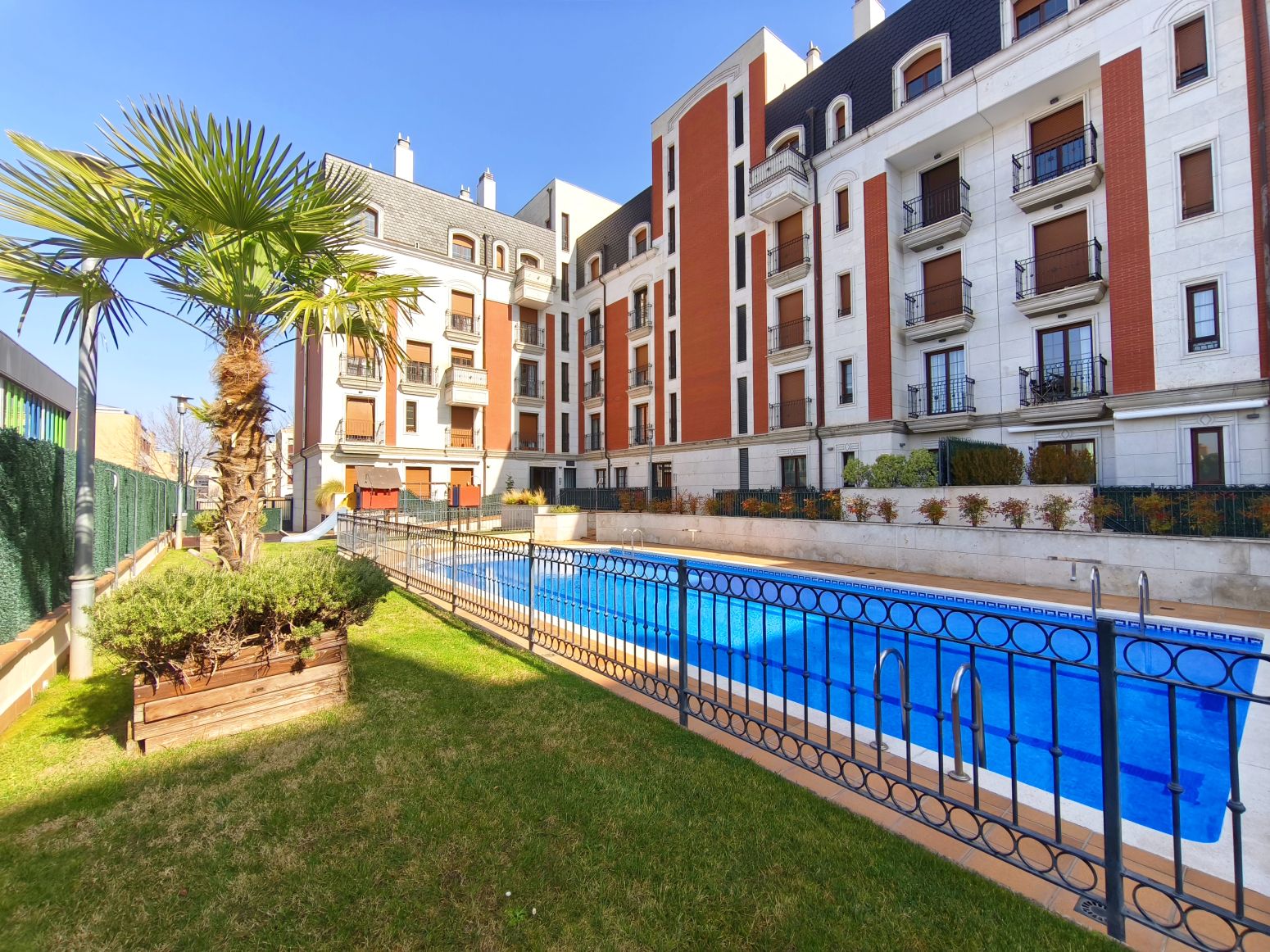 Piscina de Piso en venta en  Logroño con Aire acondicionado, Calefacción y Jardín privado