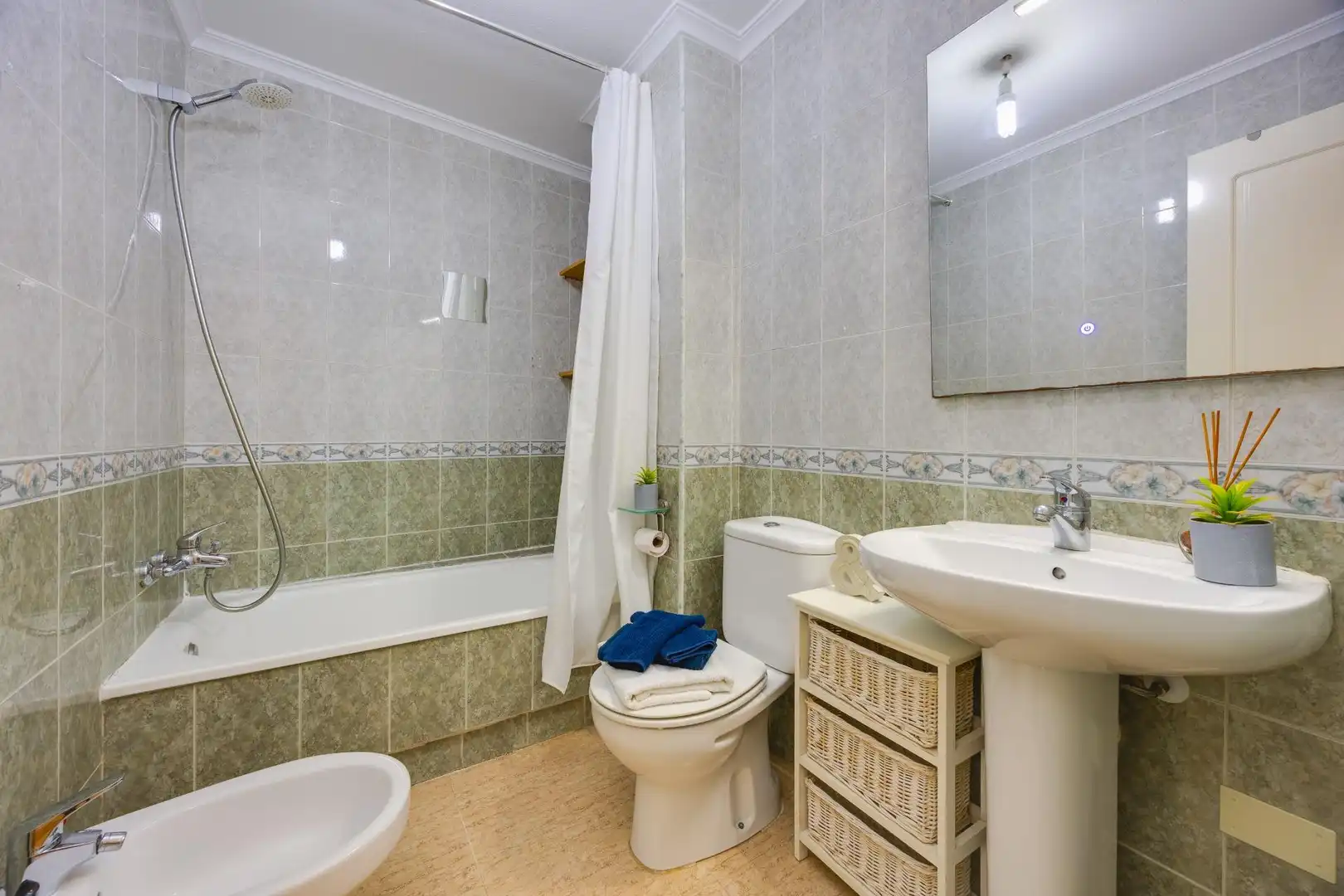Bany de Apartament en venda en Torrevieja amb Aire condicionat, Terrassa i Moblat