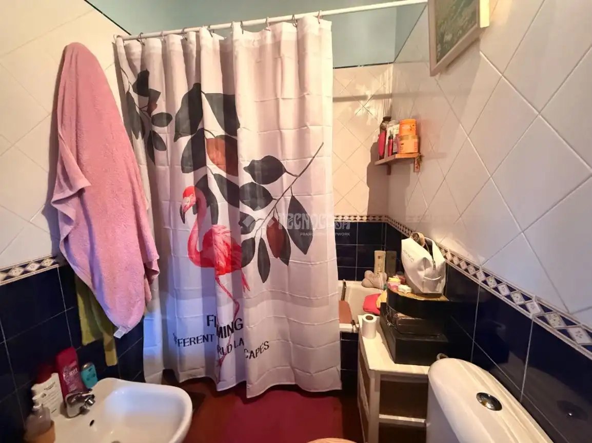 Badezimmer von Einfamilien-Reihenhaus zum Verkauf in Torrejón del Rey mit Klimaanlage, Heizung und Privatgarten