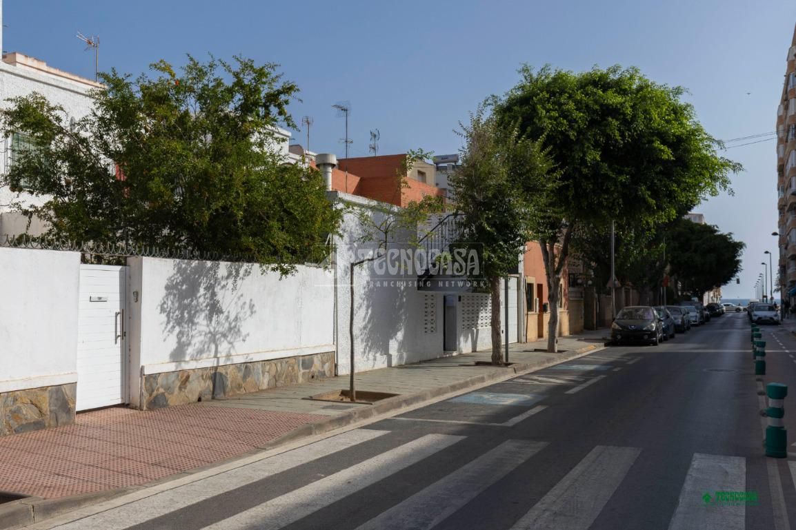 Exterior view of Single-family semi-detached for sale in  Almería Capital