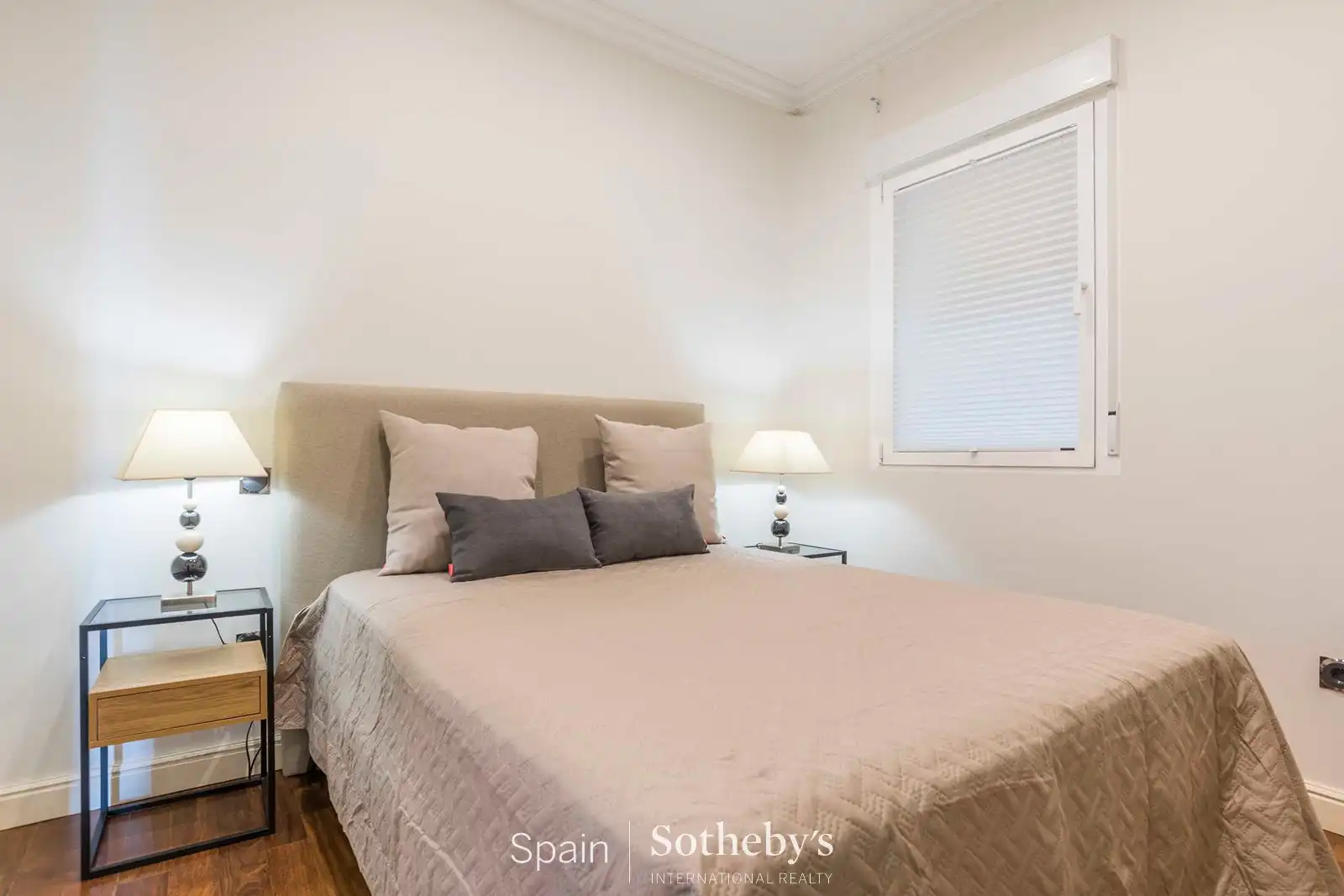Dormitori de Apartament de lloguer en Madrid amb Aire condicionat i Calefacció
