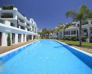 Vista exterior de Apartament en venda en Estepona amb Aire condicionat, Terrassa i Piscina comunitària