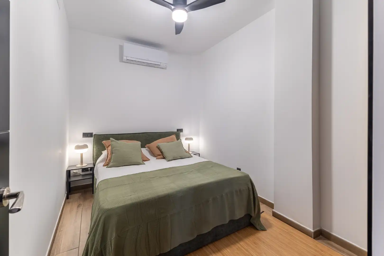 Dormitori de Apartament de lloguer en Madrid amb Aire condicionat, Calefacció i Moblat