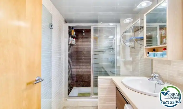 Bathroom of Apartments for sale in Roses  with Air Conditioner and Furnished