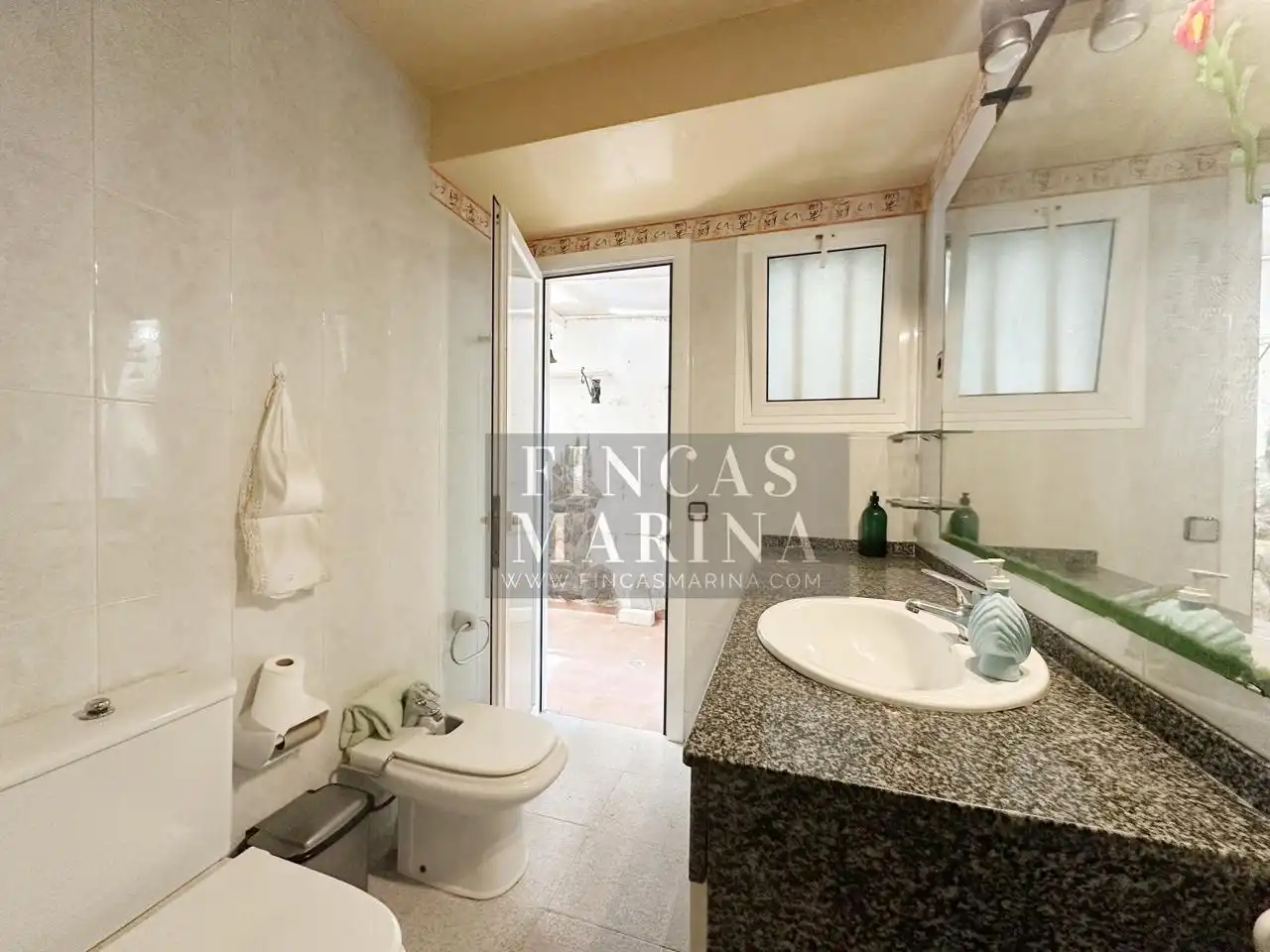 Badezimmer von Erdgeschoss zum Verkauf in Gavà mit Klimaanlage, Heizung und Terrasse