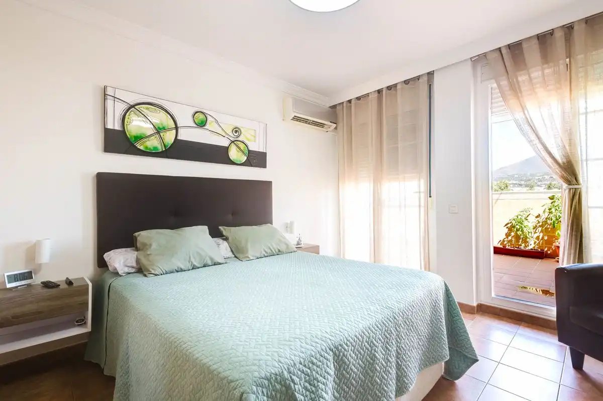 Dormitori de Casa adosada en venda en Marbella amb Calefacció, Terrassa i Balcó