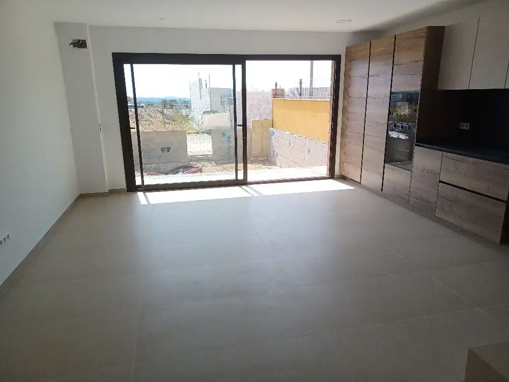Sala de estar de Casa adosada en venta en Cantallops con Aire acondicionado, Calefacción y Jardín privado