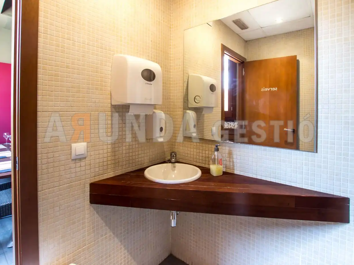 Baño de Local en venta en La Selva del Camp con Aire acondicionado, Calefacción y Amueblado