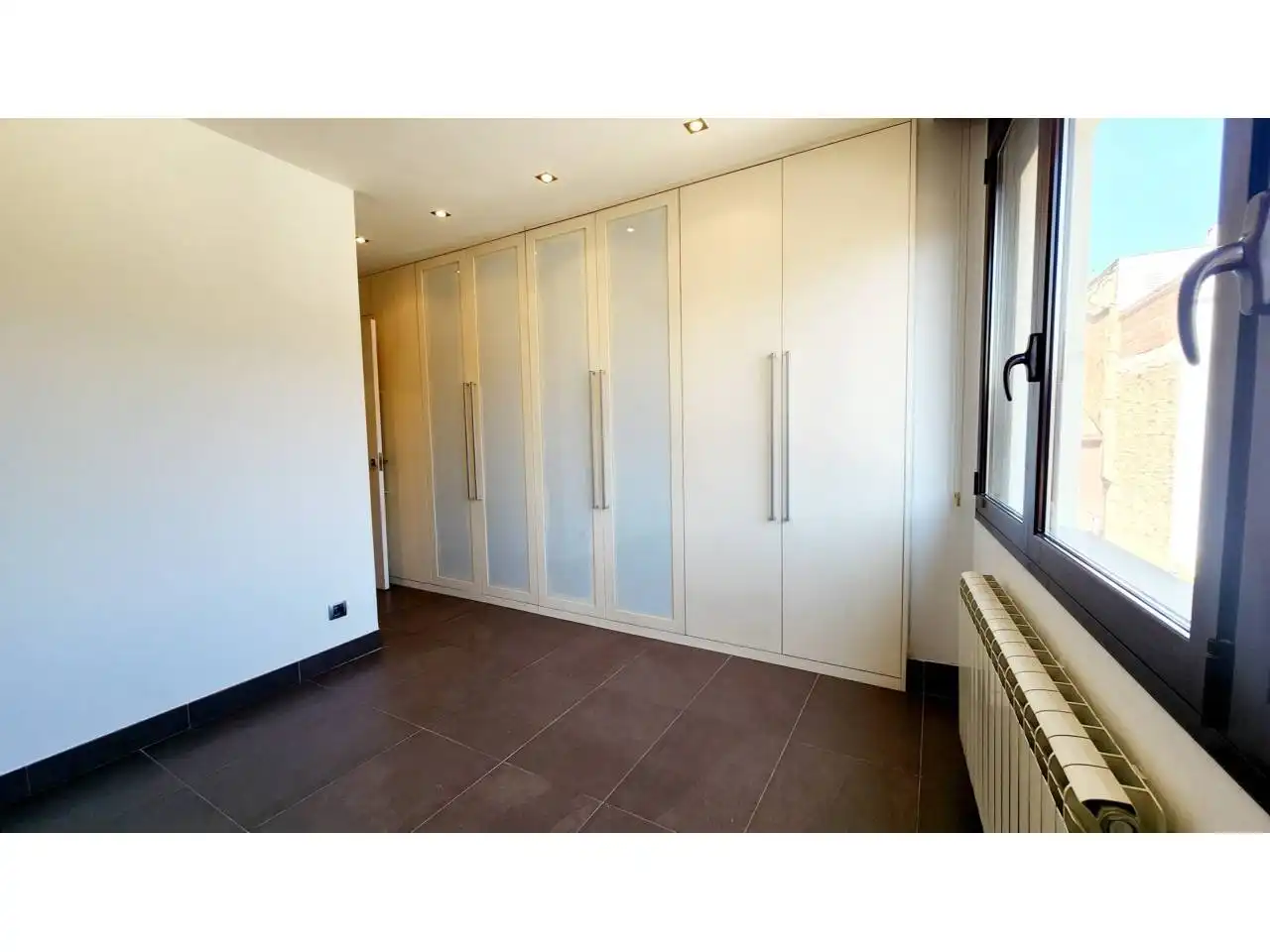 Schlafzimmer von Einfamilien-Reihenhaus zum Verkauf in Sabadell mit Klimaanlage, Heizung und Terrasse