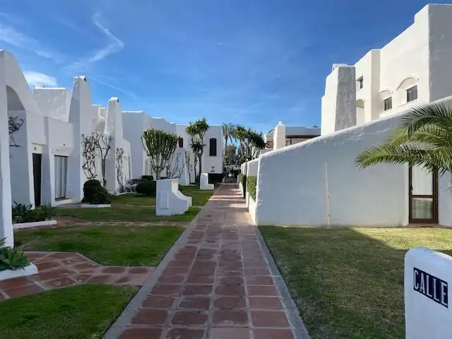Vista exterior de Casa adosada de alquiler en Estepona con Aire acondicionado, Calefacción y Terraza
