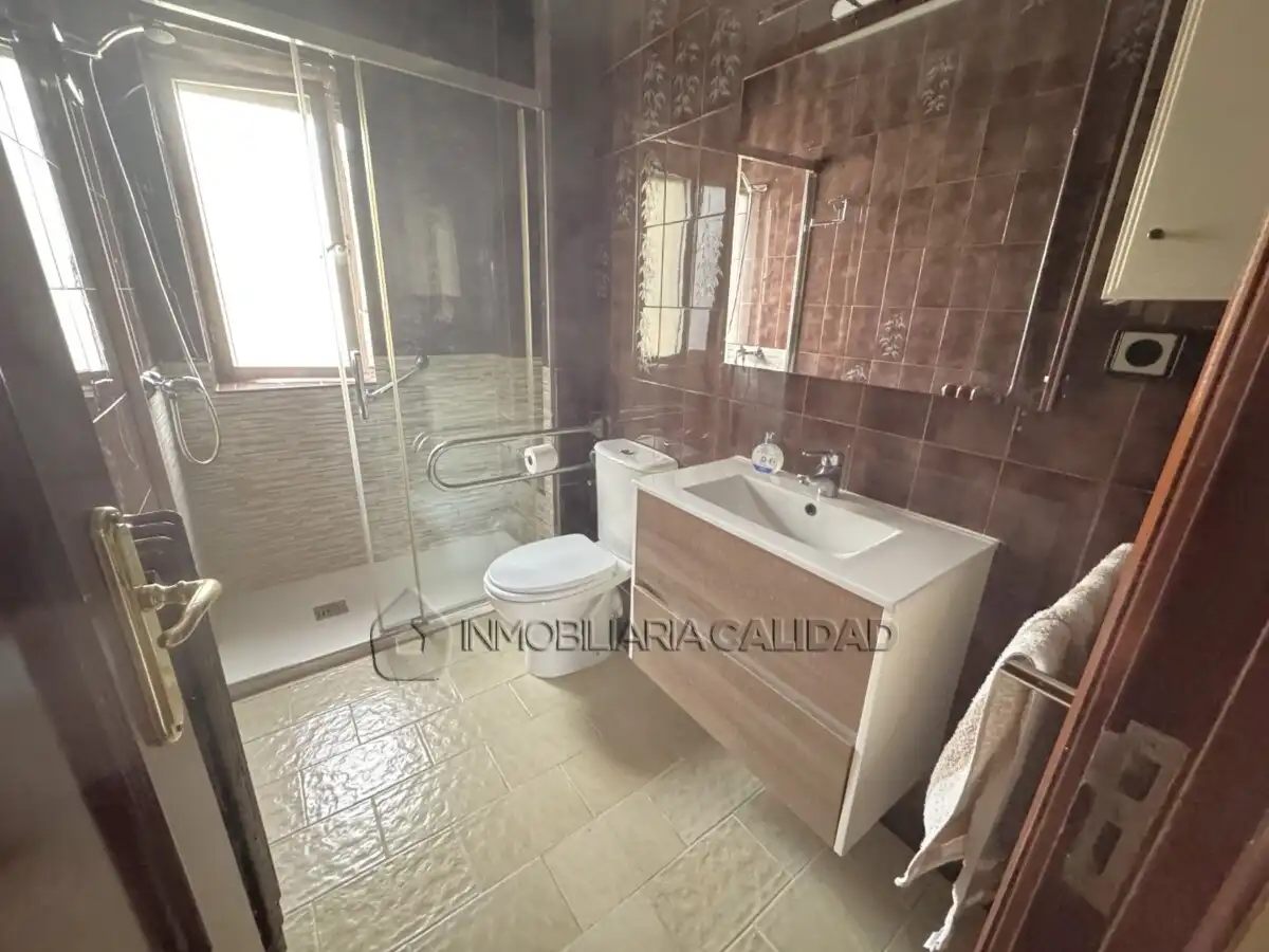 Badezimmer von Wohnung zur Miete in Burgos mit Heizung und Möbliert