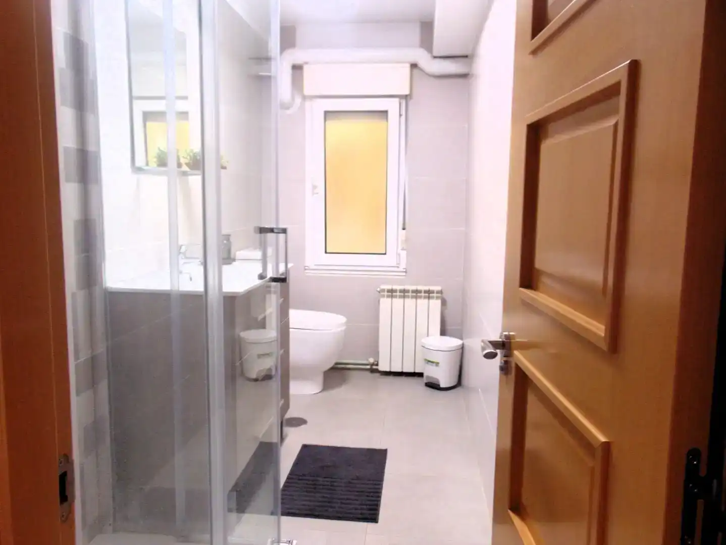 Badezimmer von Wohnung zur Miete in Lena mit Parkett und Möbliert