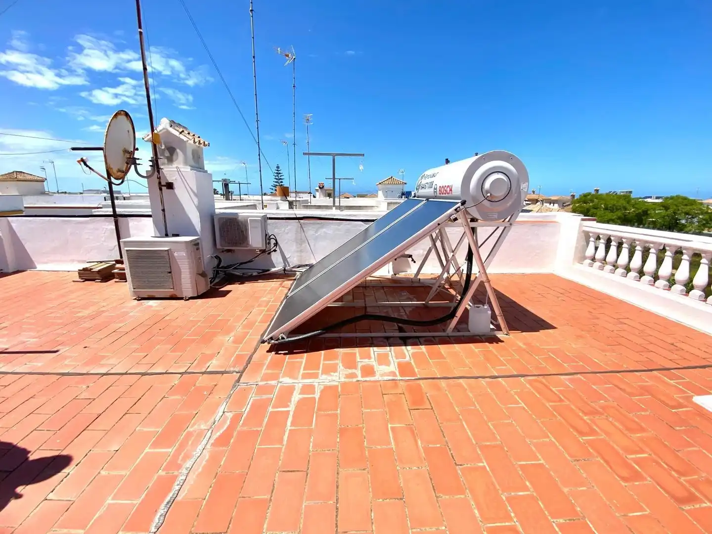 Vista exterior de Casa adosada en venta en Chipiona con Aire acondicionado, Jardín privado y Terraza