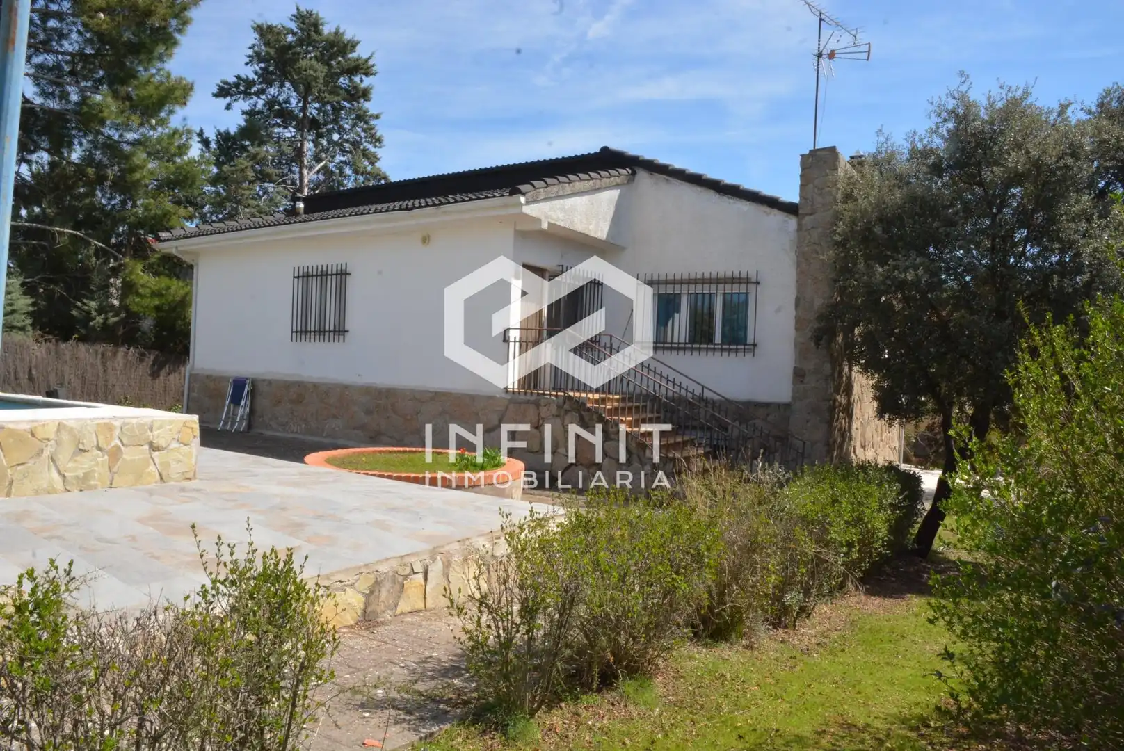 Vista exterior de Casa o chalet en venta en Valdeaveruelo con Calefacción, Jardín privado y Terraza