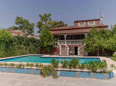 Casa con piscina in vendita a C. Vandelvira, 15, 23170 Jaén, Spain Urbanización Cerro Molina