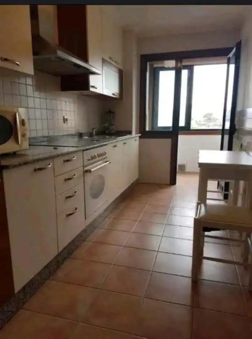 Cuina de Pis de lloguer en Baiona amb Balcó