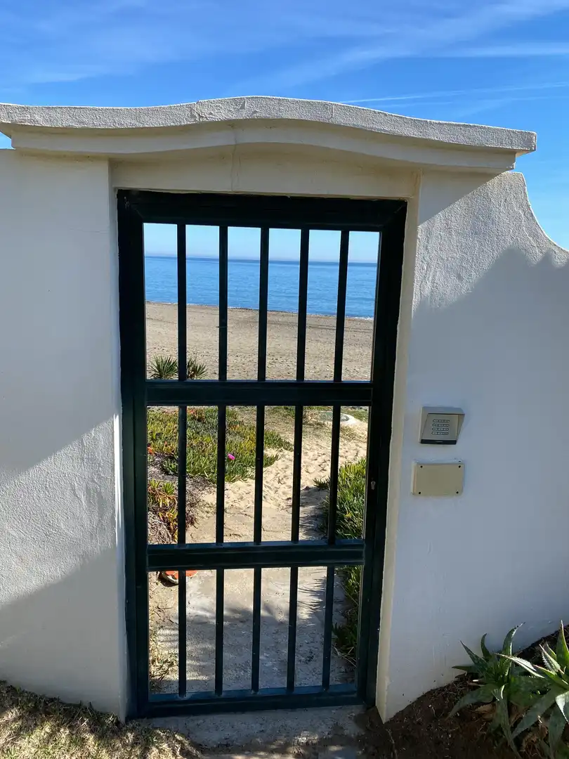 Vista exterior de Casa adosada de alquiler en Estepona con Aire acondicionado, Calefacción y Terraza